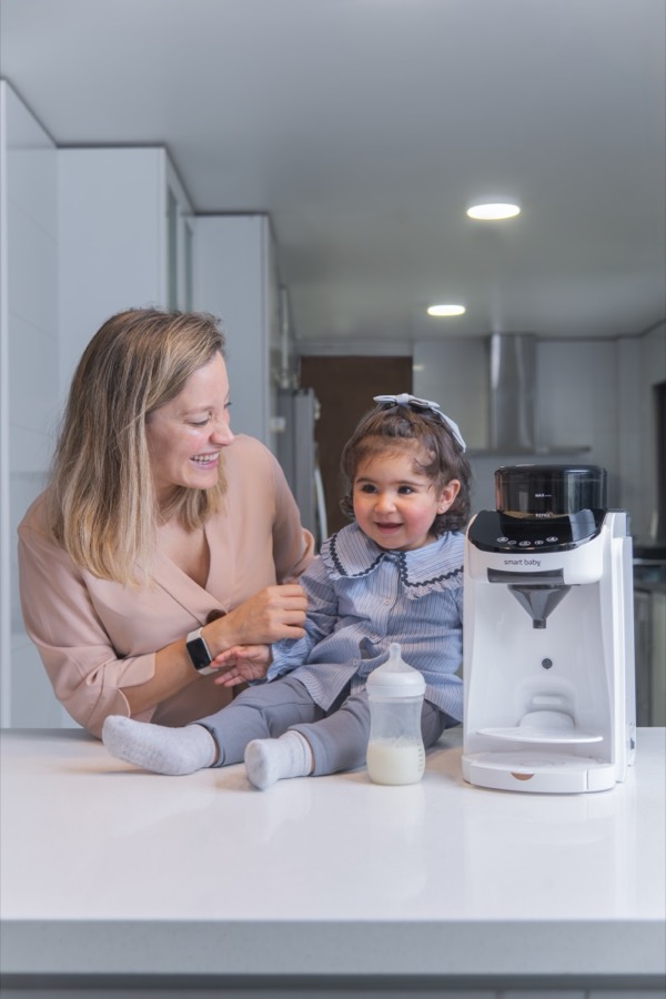 Mamá e hija disfrutando la Smart Baby — el regalo de baby shower