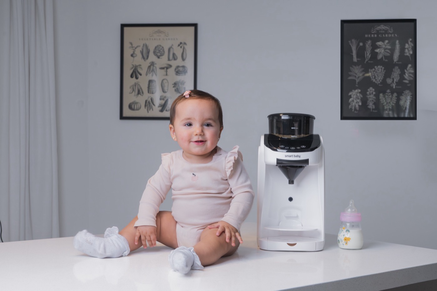 Bebé feliz junto a la Smart Baby Formula One con su mamadera lista